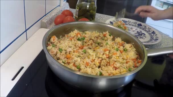 Plantaardige risotto op een koekenpan — Stockvideo