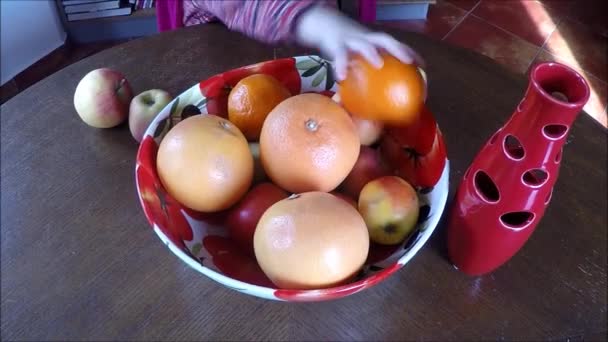 Olgun elma bir plaka üzerinde greyfurt ve mandalina — Stok video