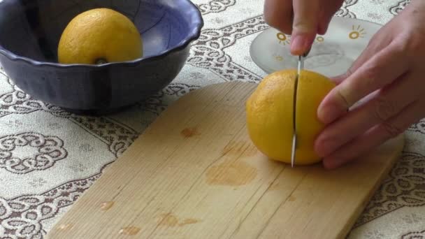 Frische Zitrone in Stücke schneiden — Stockvideo