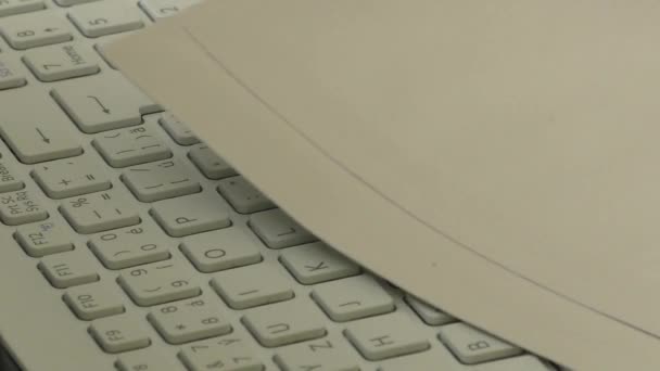 Die Tastatur eines Computers und ein Umschlag — Stockvideo