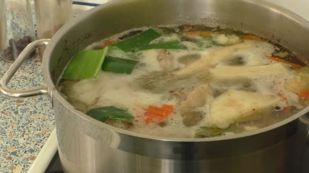 Куриный суп на плите — стоковое видео