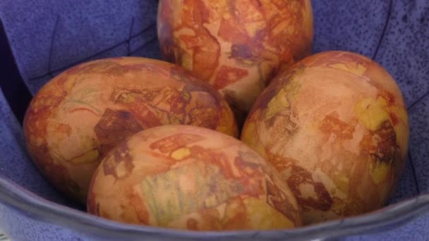 Великодні яйця забарвлені шкірою цибулі — стокове відео