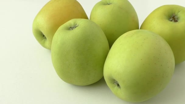 Manzanas amarillas, aisladas sobre fondo blanco — Vídeos de Stock