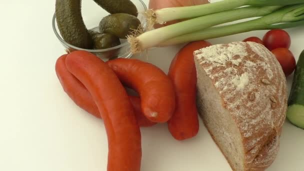 Свежие сосиски с овощами — стоковое видео