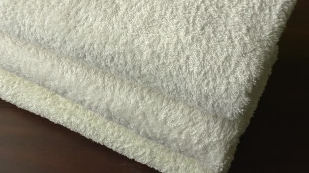 Asciugamani pieghevoli sul tavolo di legno — Video Stock