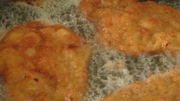 Fry chops in oil in a frying pan — Stock Video