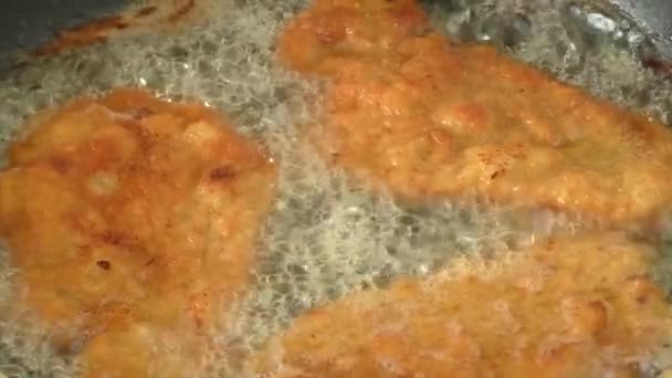 Μπριζόλες τηγανίζουμε στο λάδι σε ένα τηγάνι — Αρχείο Βίντεο