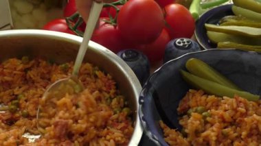 Ahşap bir tahta üzerinde domuz eti, bezelye ve domates ile Risotto