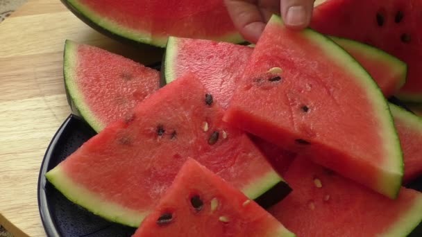 Szeletelt görögdinnye tányéron — Stock videók
