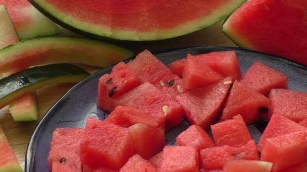 Brokken van watermeloen op een plaat — Stockvideo