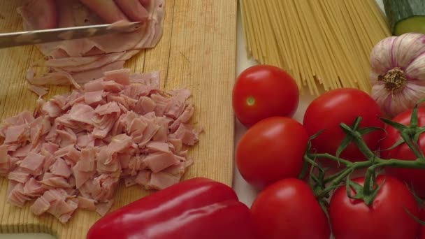 Prosciutto tagliato a fette sottili sul tagliere — Video Stock