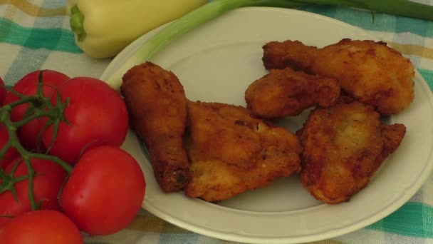 Un plato de pollo frito fresco, caliente y crujiente — Vídeo de stock