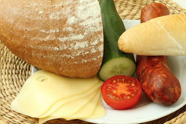 치즈 살라미와 전채 접시 — 스톡 사진