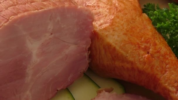 Viande fumée et cuisses de poulet fumées — Video