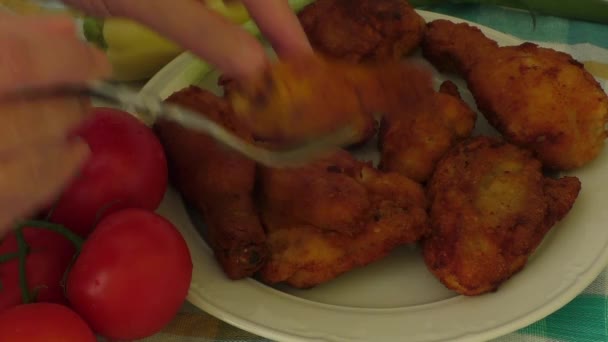 Cerrar Pollo frito fresco en un plato blanco — Vídeos de Stock