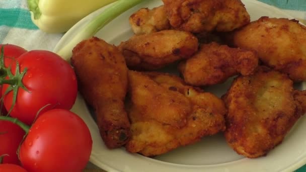 Close up Fresh fried chicken on a white plate — Stock Video