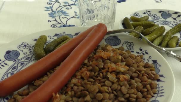 Cooked lentil with spicy sausages and pickles — Stock Video