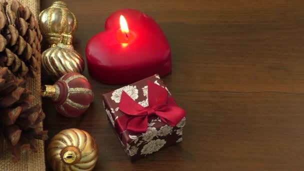 Decoraciones y adornos navideños sobre fondo de madera — Vídeos de Stock