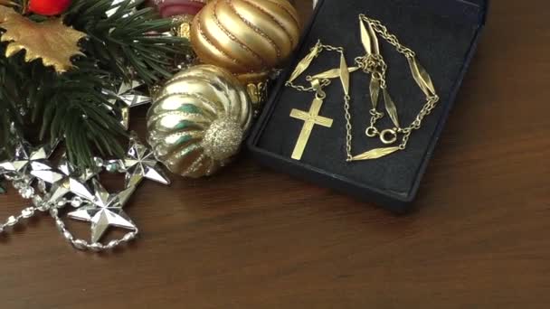 Χριστουγεννιάτικη σύνθεση με χριστουγεννιάτικη μπάλα και διακόσμηση — Αρχείο Βίντεο