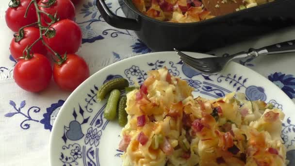 Pastas al horno con carne ahumada — Vídeo de stock