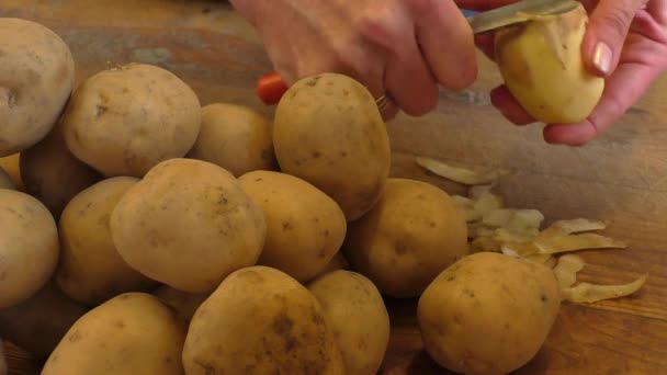 Potatoes on wooden table close up — Stock Video