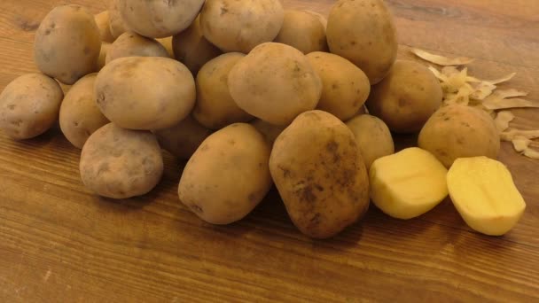Potatoes on wooden table close up — Stock Video