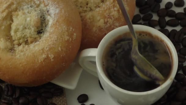 Сладкая выпечка и чашка черного кофе — стоковое видео