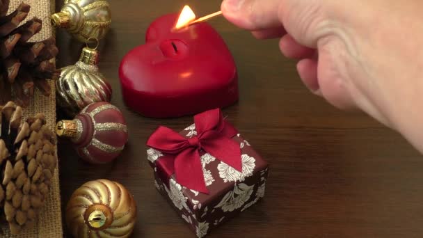 Vela de Navidad encendida a mano — Vídeos de Stock