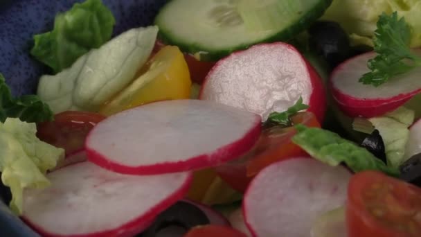 Ensalada con verduras frescas, comida sabrosa — Vídeos de Stock