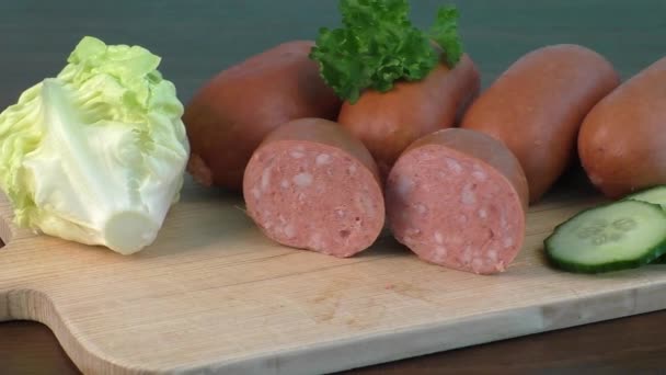 Saucisses disposées sur planche à découper avec laitue — Video