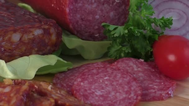 Salchicha de salami en una tabla de cortar — Vídeo de stock