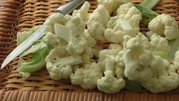 Fresh cauliflower on wooden background — Stock Video