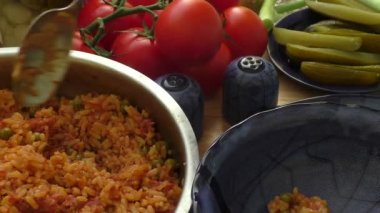 Risotto ile tavuk ve sebze ahşap tablo