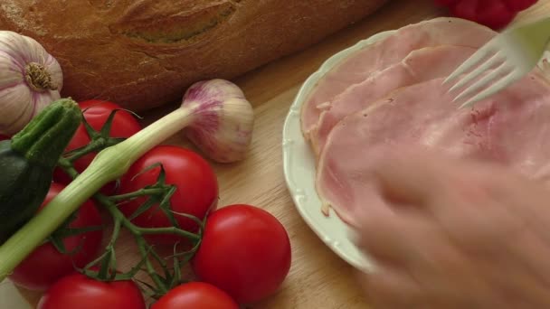 Plaat van varkensvlees gesneden ham — Stockvideo