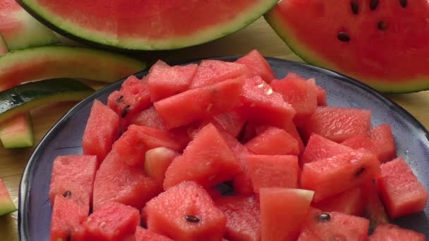 Färskt vatten melon bitar i blå skål — Stockvideo