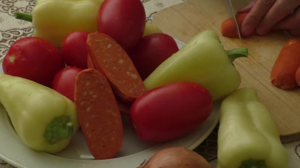 Chef femme coupe un couteau cubes de saucisse gros plan — Video