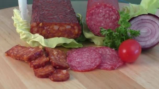 Salchicha de salami en una tabla de cortar — Vídeos de Stock