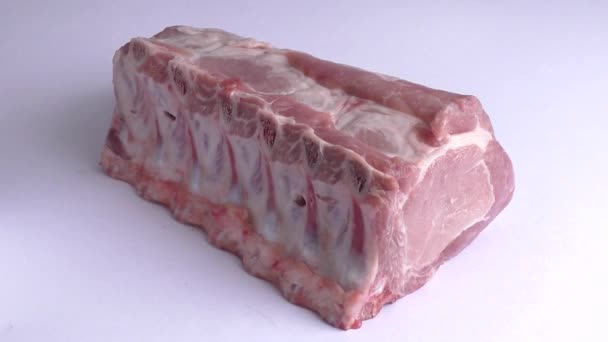 Carne fresca cruda aislada sobre fondo blanco — Vídeo de stock