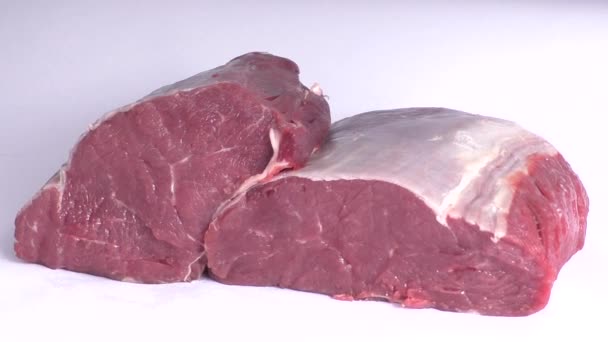 Carne crua de bovino isolada sobre fundo branco — Vídeo de Stock