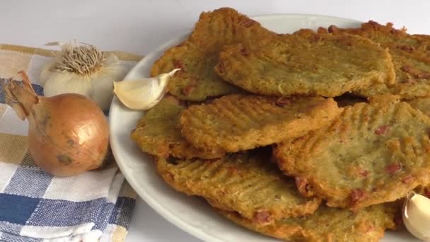 Crêpes de pommes de terre frites sur assiette blanche — Video