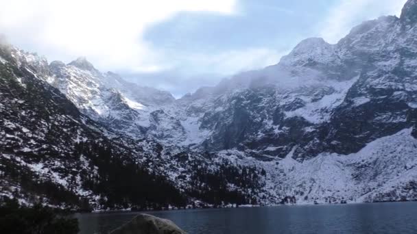 Landschap van hoge bergen met lake — Stockvideo