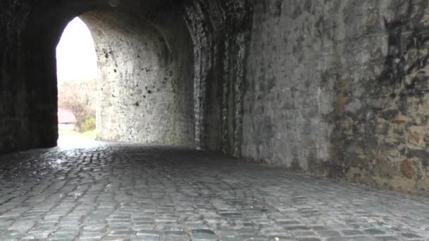 Старый заброшенный тоннель со светом в конце — стоковое видео