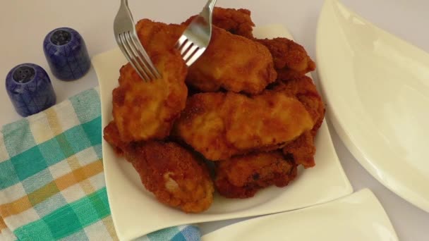 Cotoletta di pollo fritto fatto in casa — Video Stock