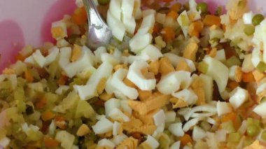 Salatalık, yumurta, patates, havuç salatası hazırlık arka plan