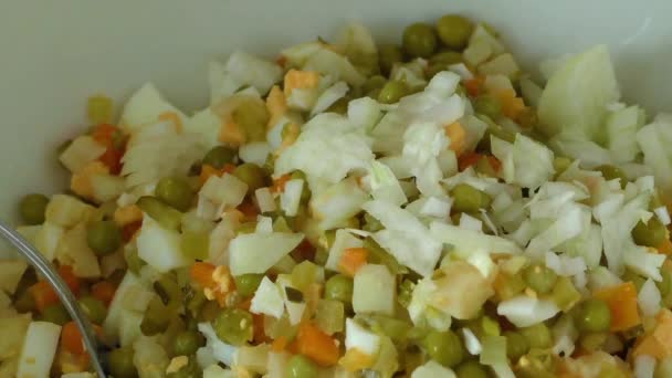 Fondo de preparación de ensaladas con pepino, huevo, papa, zanahoria — Vídeos de Stock