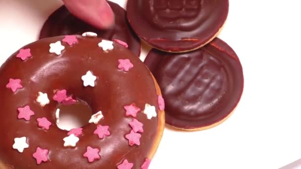 Galletas cubiertas de chocolate, en un plato blanco — Vídeos de Stock