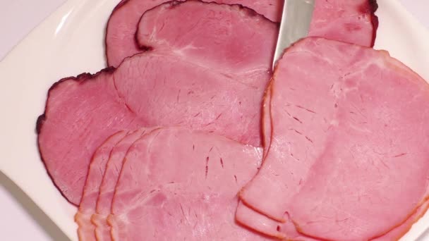 Verse plakjes varkensvlees geïsoleerd op een witte achtergrond — Stockvideo