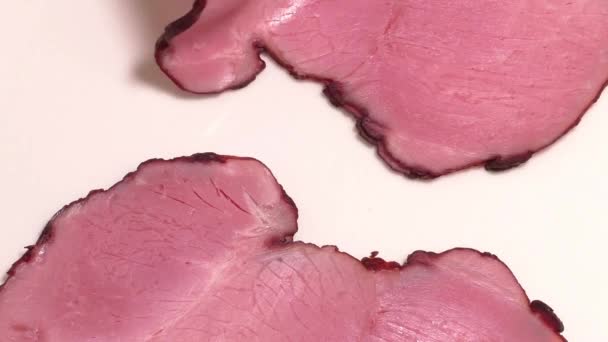 Frische Scheiben Schweinefleisch isoliert auf weißem Hintergrund — Stockvideo