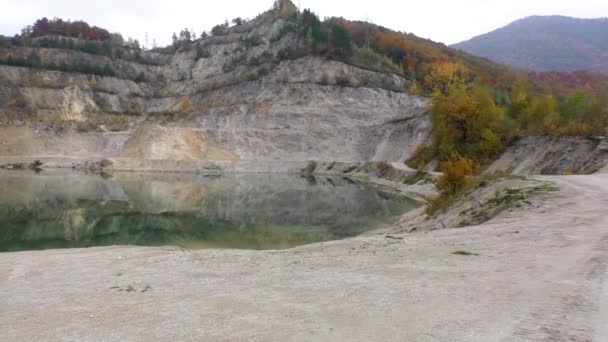 Vista de la cantera de dolomita arenosa en Eslovaquia — Vídeo de stock