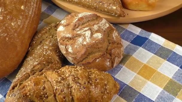 Grupa różnych rodzajów chleba — Wideo stockowe